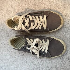 Taos Footwear Gray Sneakers with Cream Laces